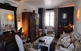 Une Chambre En Ville
